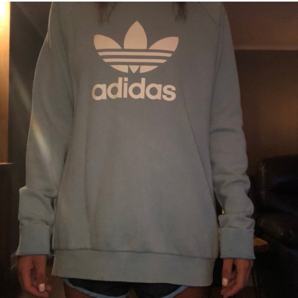 OVERSIZED ADIDAS CREWNECK.